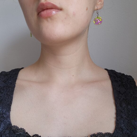 Octopus hand-painted  on green mini silver circle earrings ✦ cute & dainty ✦ - Picture 8 of 9